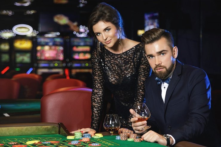 Antarmuka permainan Texas Hold'em Bonus di sinardewa menunjukkan kartu pemain dan kartu komunitas