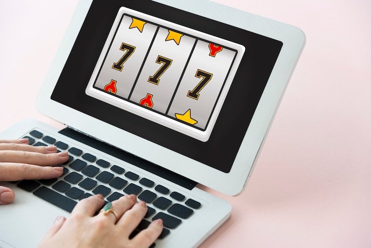 Grafik strategi dasar Texas Hold'em Bonus menunjukkan kapan harus menaikkan atau melipat berdasarkan kartu awal